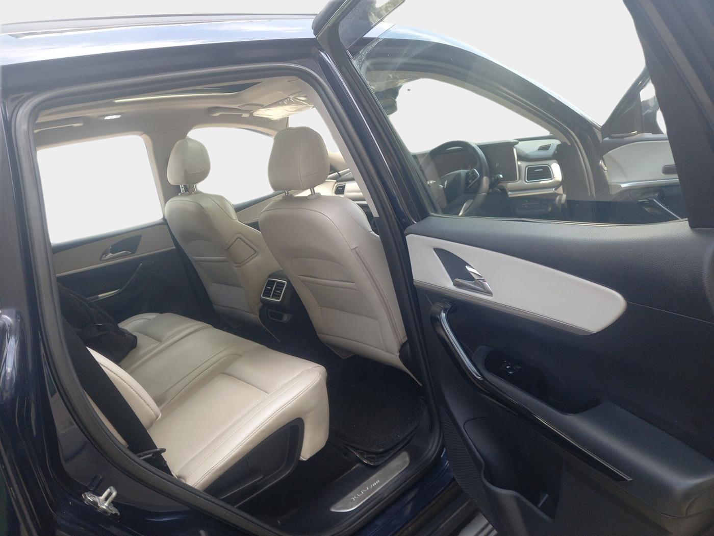 2022 Mahindra XUV700 AX 7 LUXURY P AT 7 STR, Petrol, Automatic, 20,134 km, interior