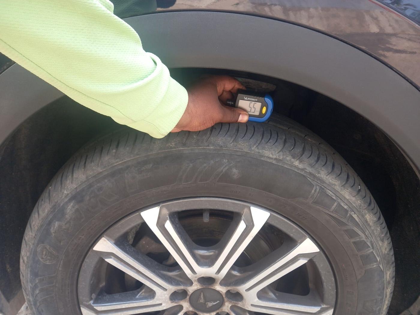 2022 Mahindra XUV700 AX 7 LUXURY P AT 7 STR, Petrol, Automatic, 20,134 km, tyre