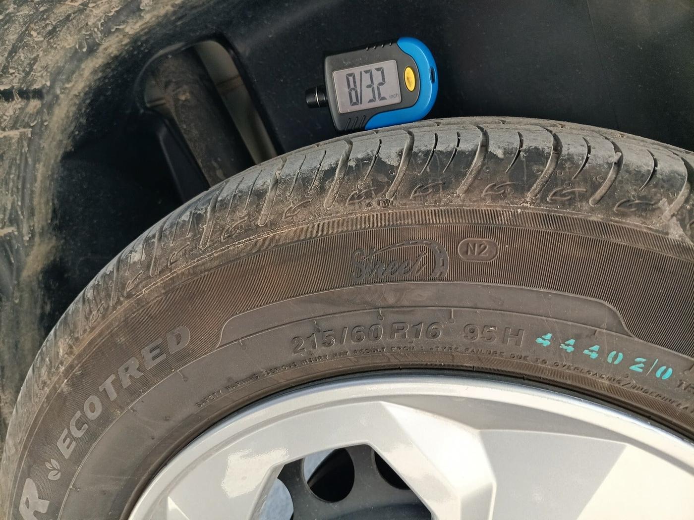 2024 Maruti BREZZA LXI S- CNG, Petrol, Manual, 13,270 km, tyre