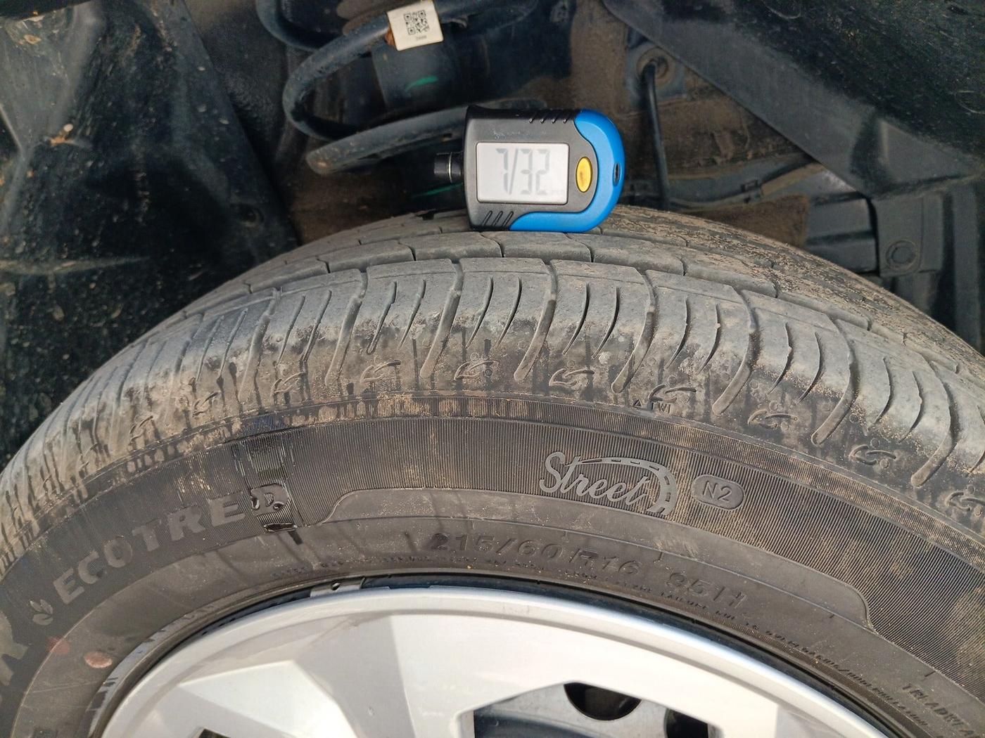 2024 Maruti BREZZA LXI S- CNG, Petrol, Manual, 13,270 km, tyre
