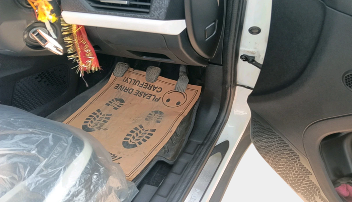 2024 Tata NEXON PURE SUNROOF 1.2 PETROL, Petrol, Manual, 2,593 km, interior