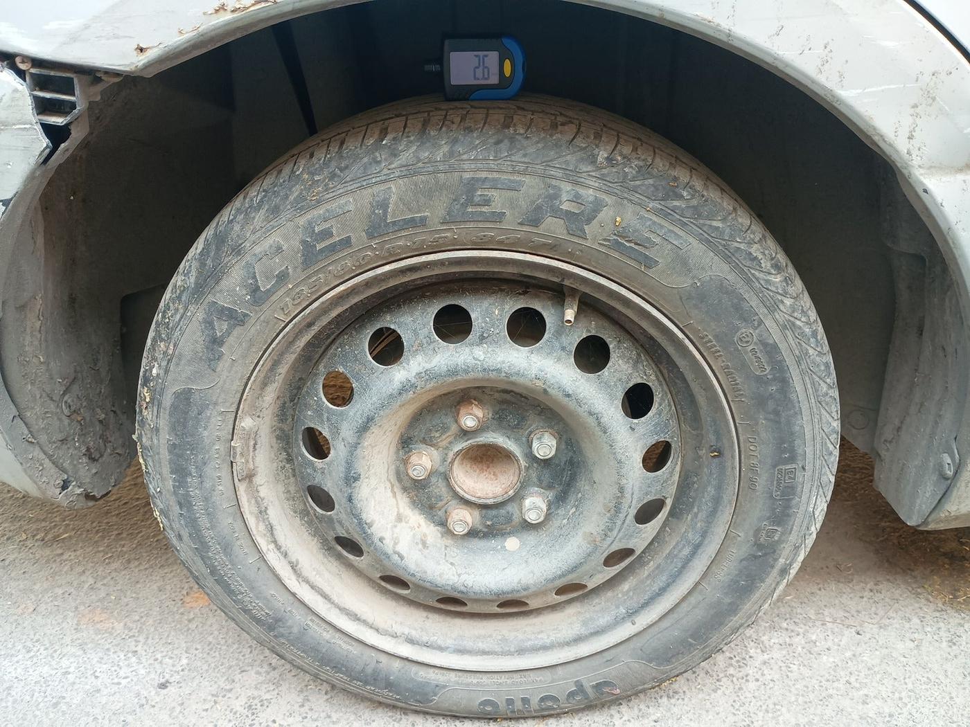 2011 Maruti SX4 VXI, Petrol, Manual, 1,67,638 km, tyre