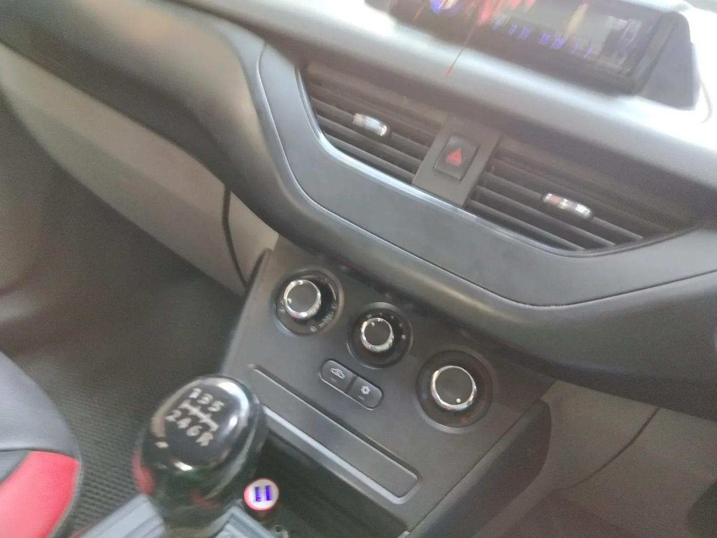 2018 Tata NEXON XE PETROL, CNG, Manual, 52,625 km, interior