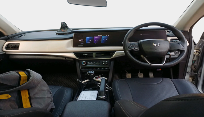 2022 Mahindra XUV700 AX 5 D MT 7 STR, Diesel, Manual, 27,853 km, interior