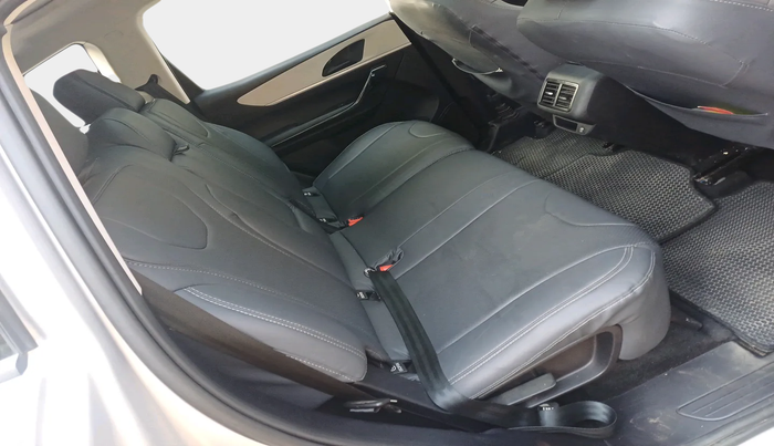 2022 Mahindra XUV700 AX 5 D MT 7 STR, Diesel, Manual, 27,853 km, interior
