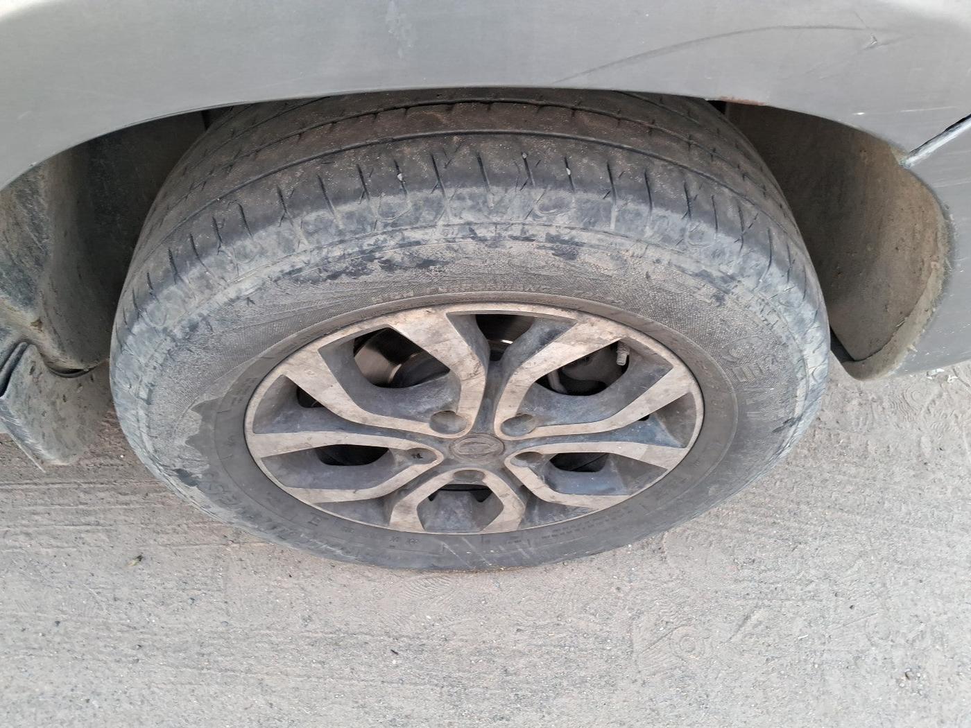 2015 Nissan Terrano XL D PLUS, Diesel, Manual, 1,92,593 km, tyre
