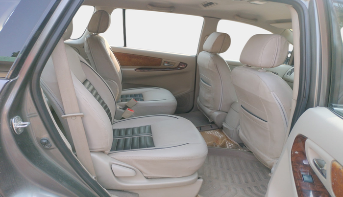 2013 Toyota Innova V 2.5 7 STR, Diesel, Manual, 98,783 km, interior