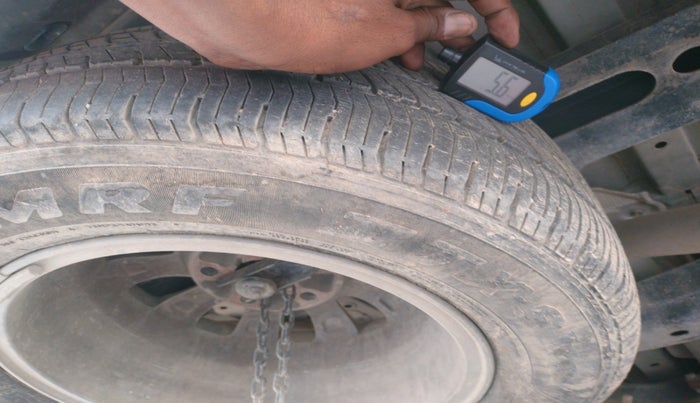 2013 Toyota Innova V 2.5 7 STR, Diesel, Manual, 98,783 km, tyre