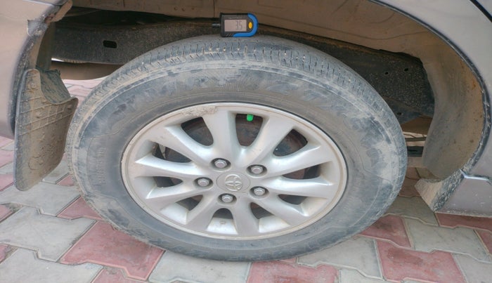 2013 Toyota Innova V 2.5 7 STR, Diesel, Manual, 98,783 km, tyre