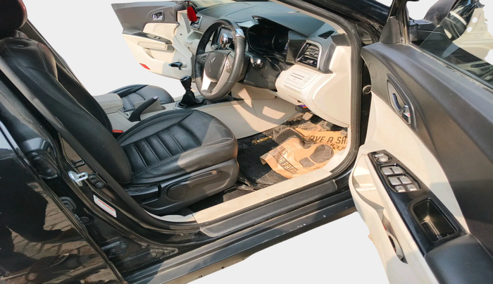 2023 Mahindra XUV300 W8 1.2 PETROL, Petrol, Manual, 25,300 km, interior
