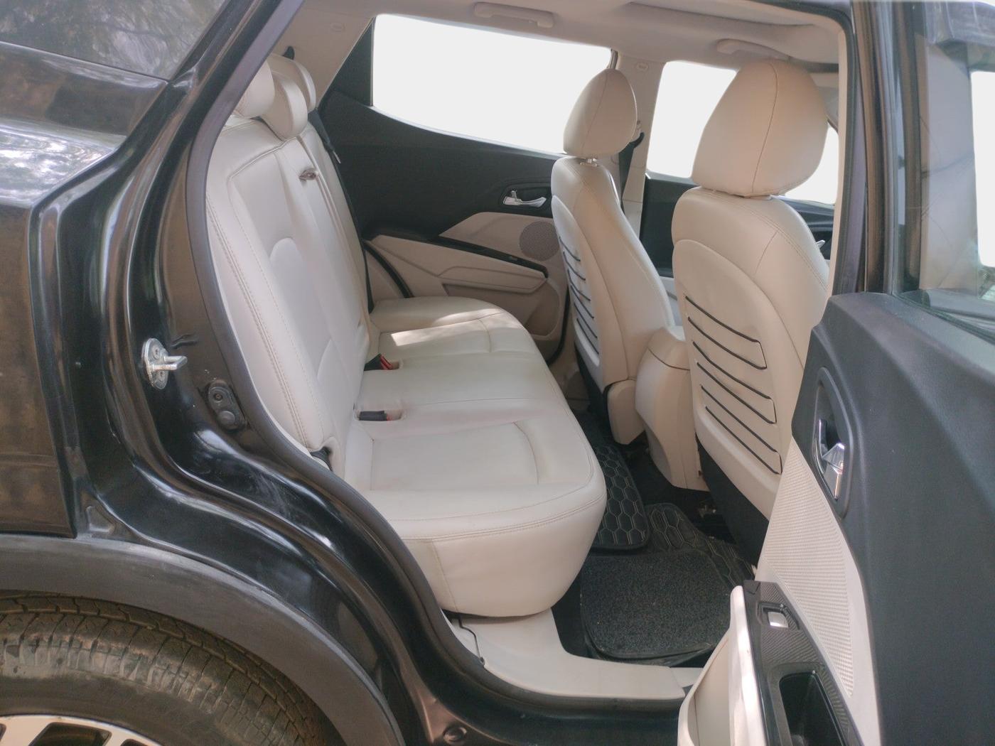 2022 Mahindra XUV300 W8 (O) 1.2 PETROL, Petrol, Manual, 10,314 km, interior