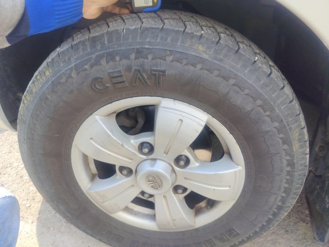 2016 Tata Safari Storme 2.2 VX 4X2, Diesel, Manual, 1,10,823 km, tyre