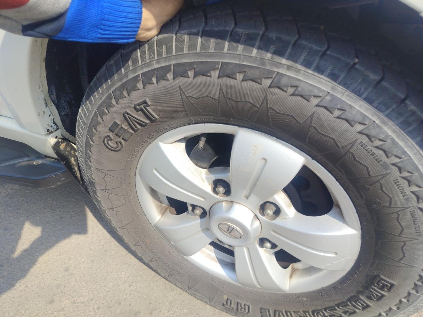 2016 Tata Safari Storme 2.2 VX 4X2, Diesel, Manual, 1,10,823 km, tyre