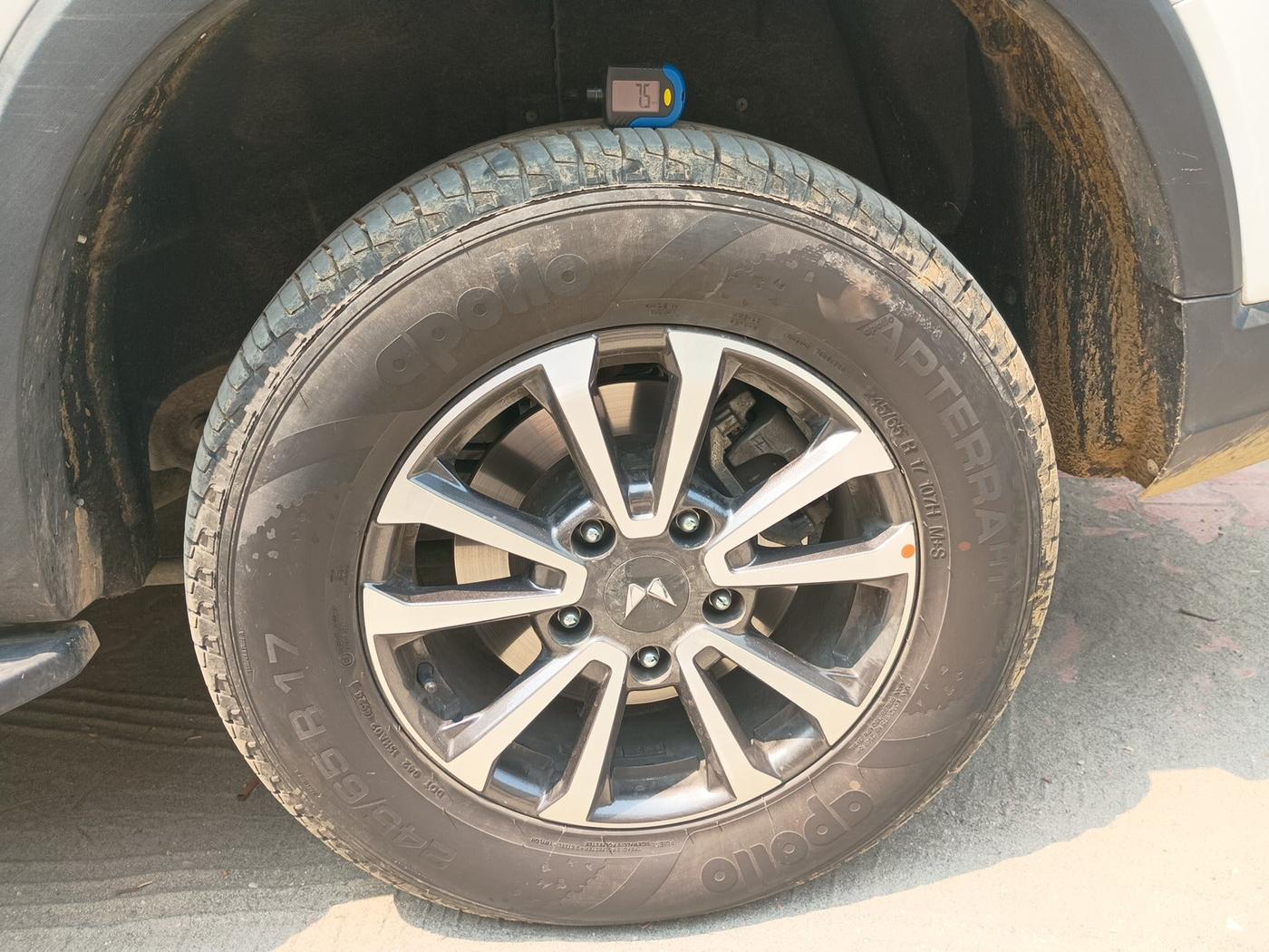 2025 Mahindra SCORPIO-N Z8 Select Petrol MT, Petrol, Manual, 3,677 km, tyre