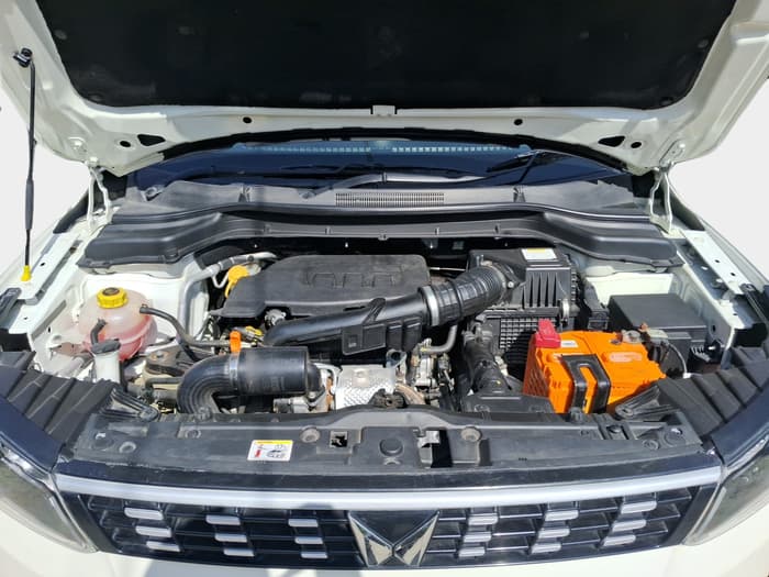 2023 Mahindra XUV300 W6 1.2 PETROL AMT, Petrol, Automatic, 4,090 km, exterior