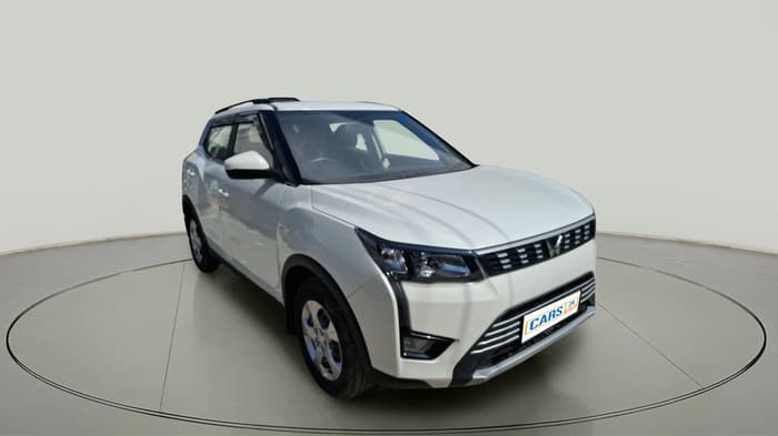 2023 Mahindra XUV300 W6 1.2 PETROL AMT, Petrol, Automatic, 4,090 km, exterior