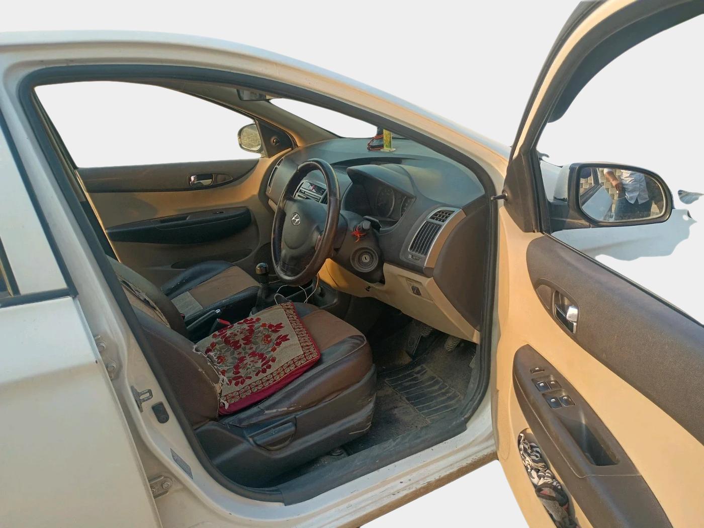 2012 Hyundai i20 MAGNA 1.2, CNG, Manual, 70,844 km, interior