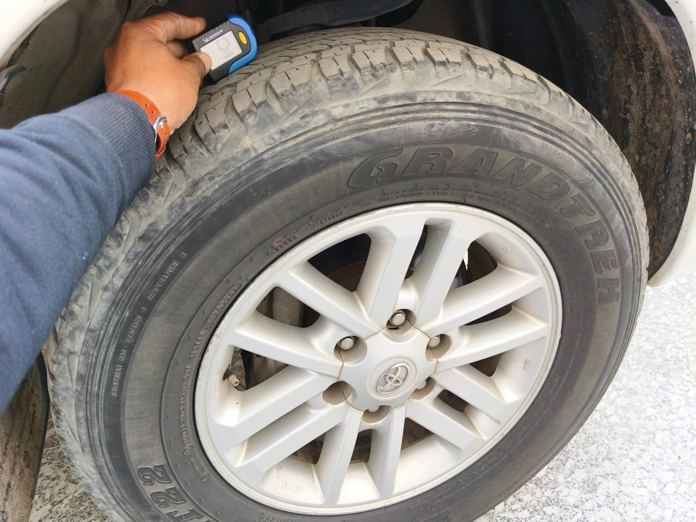 2013 Toyota Fortuner 3.0 4X2 AT, Diesel, Automatic, 2,21,379 km, tyre
