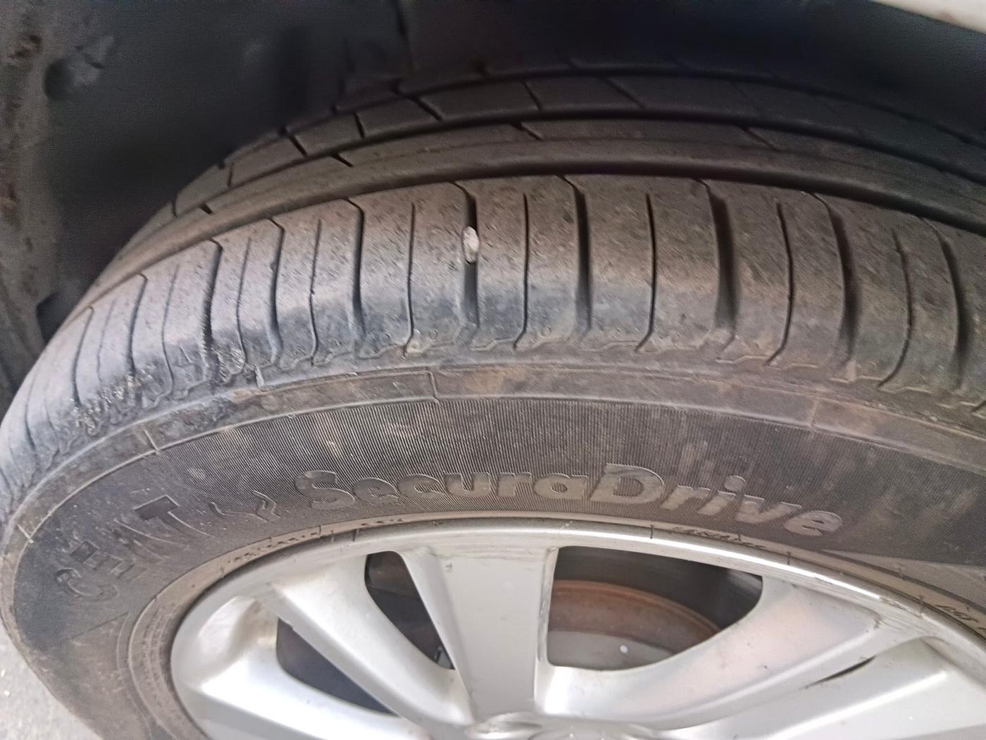 2012 Maruti Swift ZXI, Petrol, Manual, 51,170 km, tyre