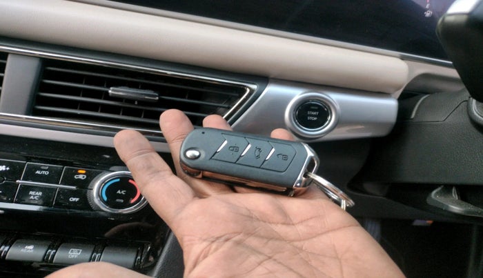 2024 Mahindra XUV700 AX 7 P AT 7 STR, Petrol, Automatic, 8,332 km, interior