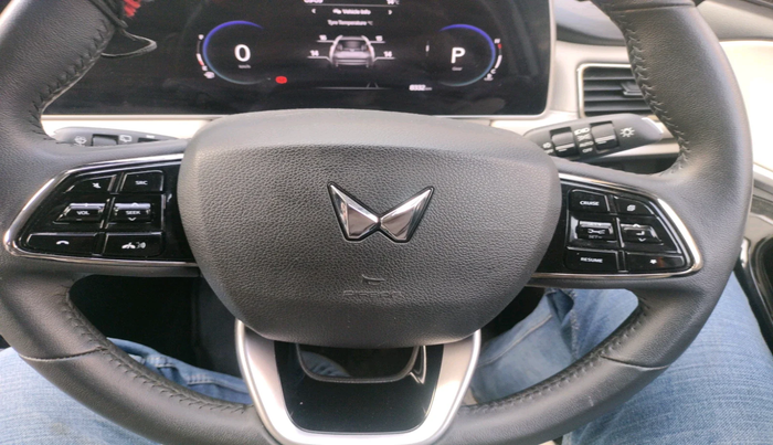 2024 Mahindra XUV700 AX 7 P AT 7 STR, Petrol, Automatic, 8,332 km, interior