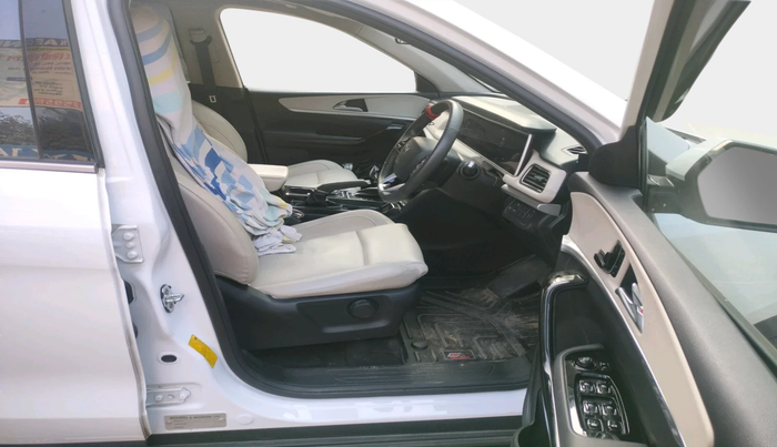 2024 Mahindra XUV700 AX 7 P AT 7 STR, Petrol, Automatic, 8,332 km, interior