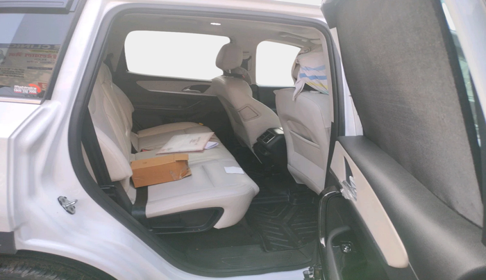 2024 Mahindra XUV700 AX 7 P AT 7 STR, Petrol, Automatic, 8,332 km, interior