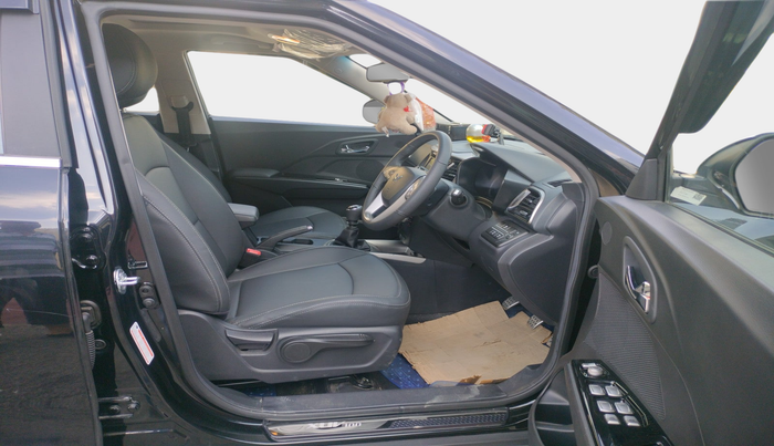 2023 Mahindra XUV300 W8 (O) 1.2 PETROL, Petrol, Manual, 3,359 km, interior