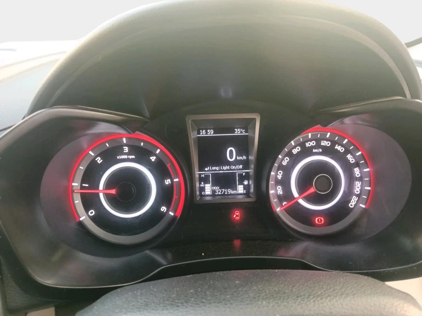 2024 Mahindra XUV300 W8 1.5 DIESEL, Diesel, Manual, 32,719 km, interior