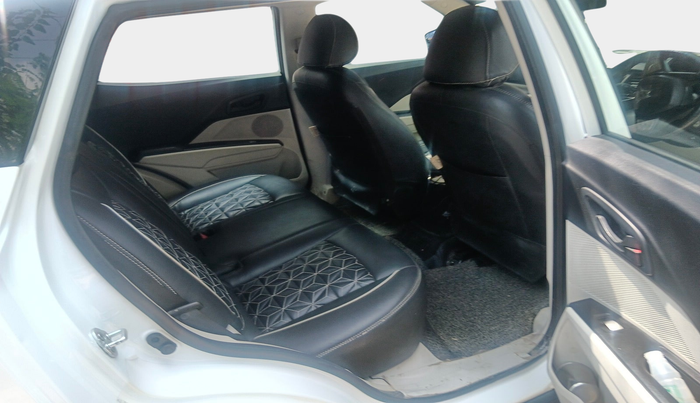 2024 Mahindra XUV300 W6 1.2 PETROL, Petrol, Manual, 1,07,729 km, interior