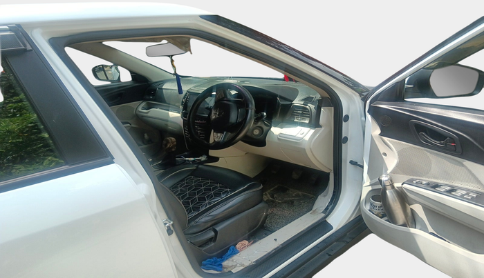 2024 Mahindra XUV300 W6 1.2 PETROL, Petrol, Manual, 1,07,729 km, interior