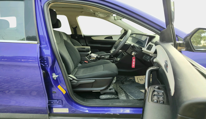 2022 Mahindra XUV700 AX 5 P MT 5 STR, Petrol, Manual, 14,200 km, interior