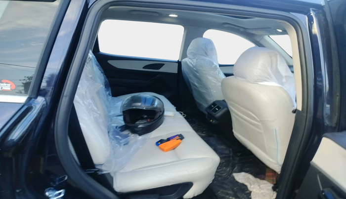 2025 Mahindra XUV700 AX 5 D MT 7 STR, Diesel, Manual, 1,255 km, interior