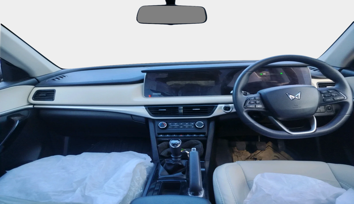 2025 Mahindra XUV700 AX 5 D MT 7 STR, Diesel, Manual, 1,255 km, interior