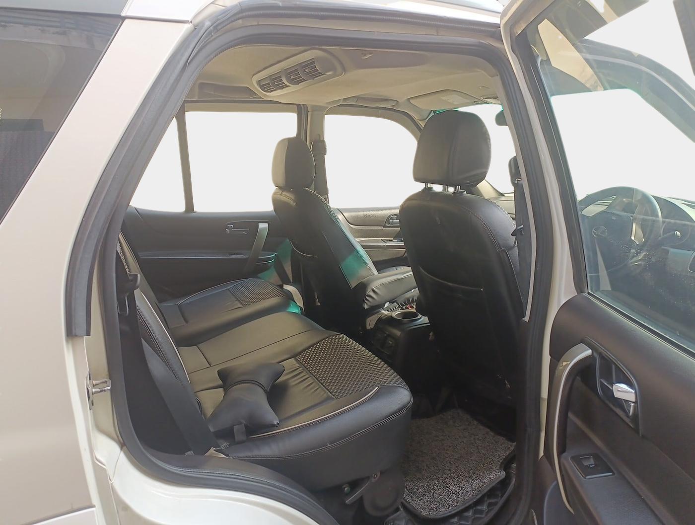 2017 Tata Safari Storme 2.2 VX 4X2, Diesel, Manual, 1,45,137 km, interior