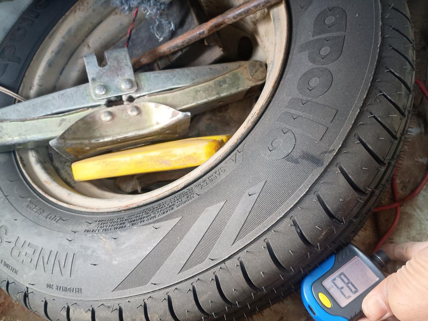 2012 Hyundai Eon ERA, Petrol, Manual, 1,06,194 km, tyre