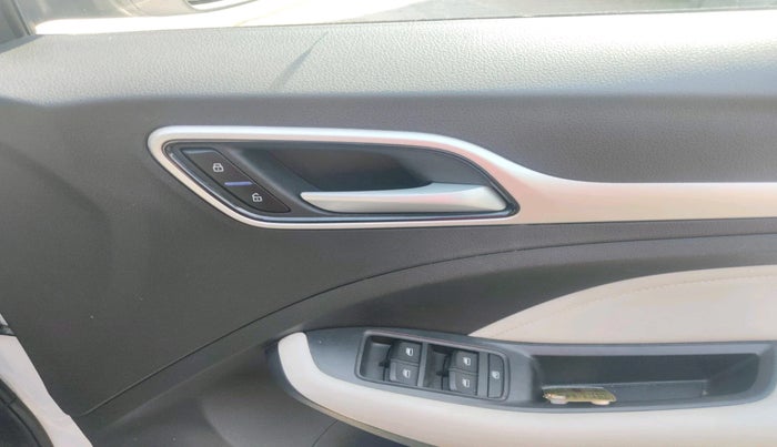 2024 MG ASTOR Shine 1.5 MT (Ivory), Petrol, Manual, 12,964 km, interior