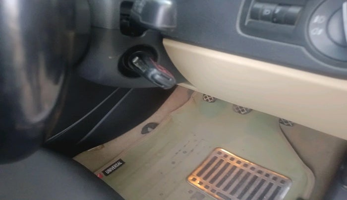 2015 Volkswagen Polo COMFORTLINE 1.2L, Petrol, Manual, 71,960 km, interior