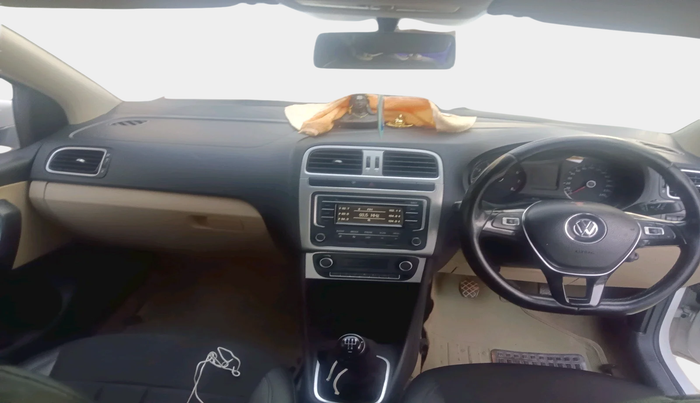 2015 Volkswagen Polo COMFORTLINE 1.2L, Petrol, Manual, 71,960 km, interior