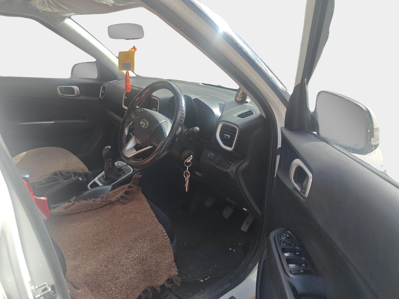 2021 Hyundai VENUE S+ 1.2, Petrol, Manual, 1,30,000 km, interior