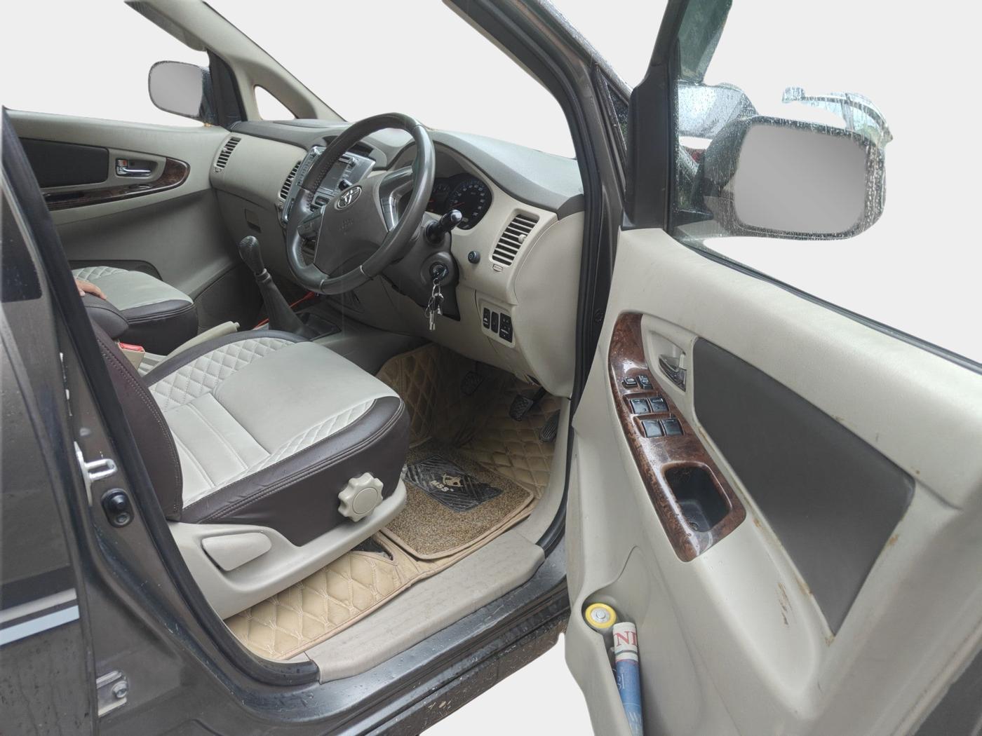 2014 Toyota Innova 2.5 VX 7 STR, Diesel, Manual, 1,40,000 km, interior
