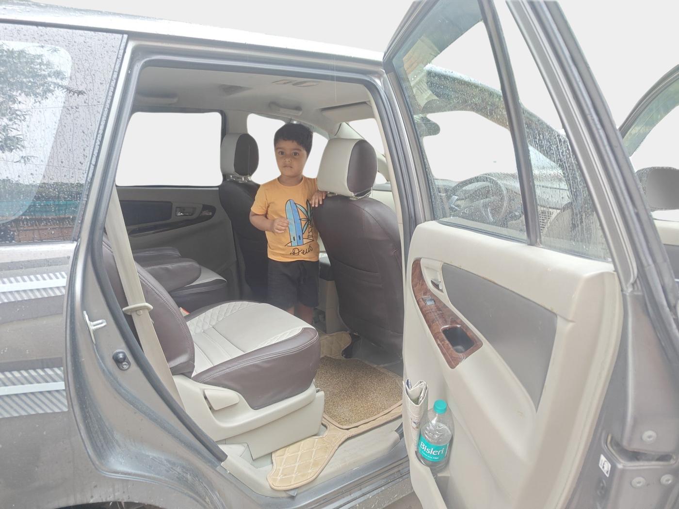 2014 Toyota Innova 2.5 VX 7 STR, Diesel, Manual, 1,40,000 km, interior