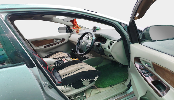 2014 Toyota Innova 2.5 VX 8 STR, Diesel, Manual, 1,55,362 km, interior