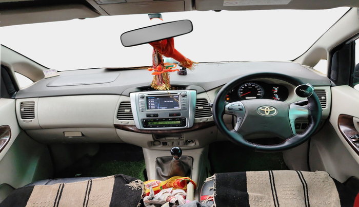 2014 Toyota Innova 2.5 VX 8 STR, Diesel, Manual, 1,55,362 km, interior
