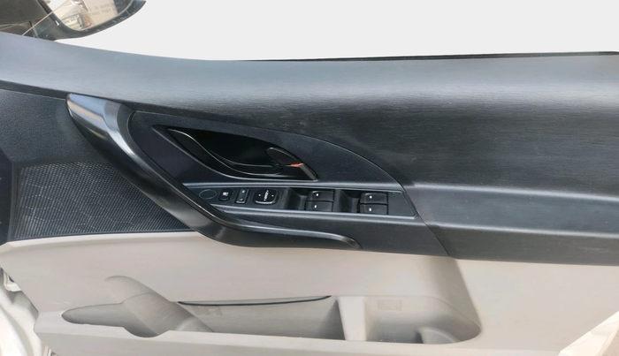 2016 Mahindra XUV500 W4, Diesel, Manual, 1,20,696 km, interior