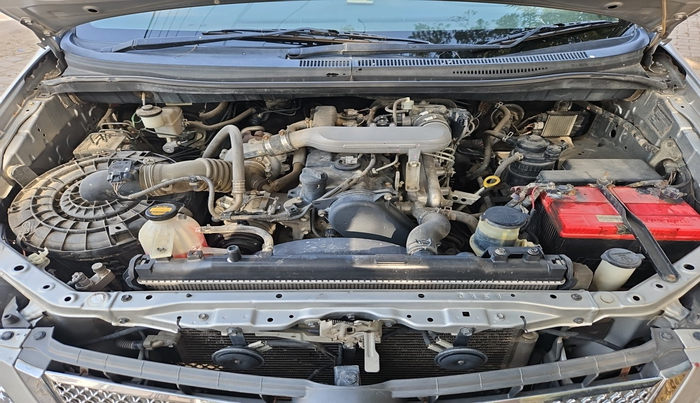 2014 Toyota Innova 2.5 VX 8 STR, Diesel, Manual, 78,053 km, exterior