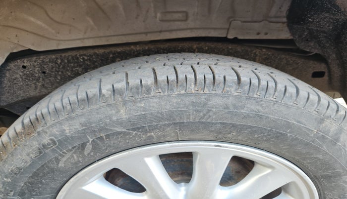 2014 Toyota Innova 2.5 VX 8 STR, Diesel, Manual, 78,053 km, tyre