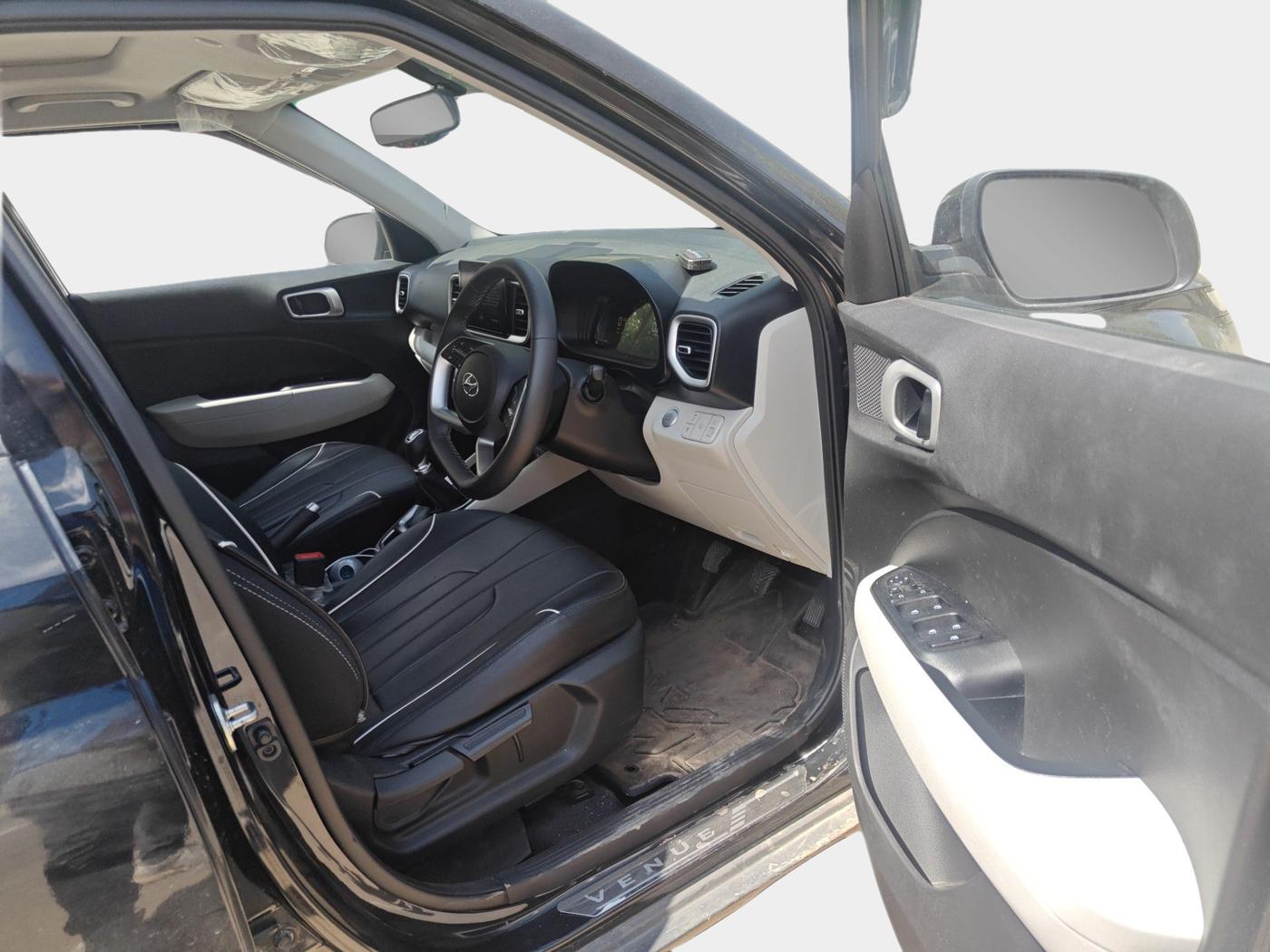 2024 Hyundai VENUE SX 1.2 PETROL, Petrol, Manual, 1,00,686 km, interior