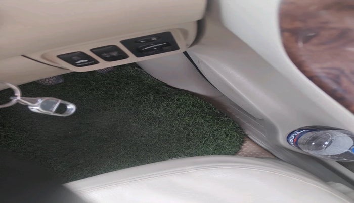 2012 Toyota Innova VX 2.5 7 STR, Diesel, Manual, 2,35,547 km, interior