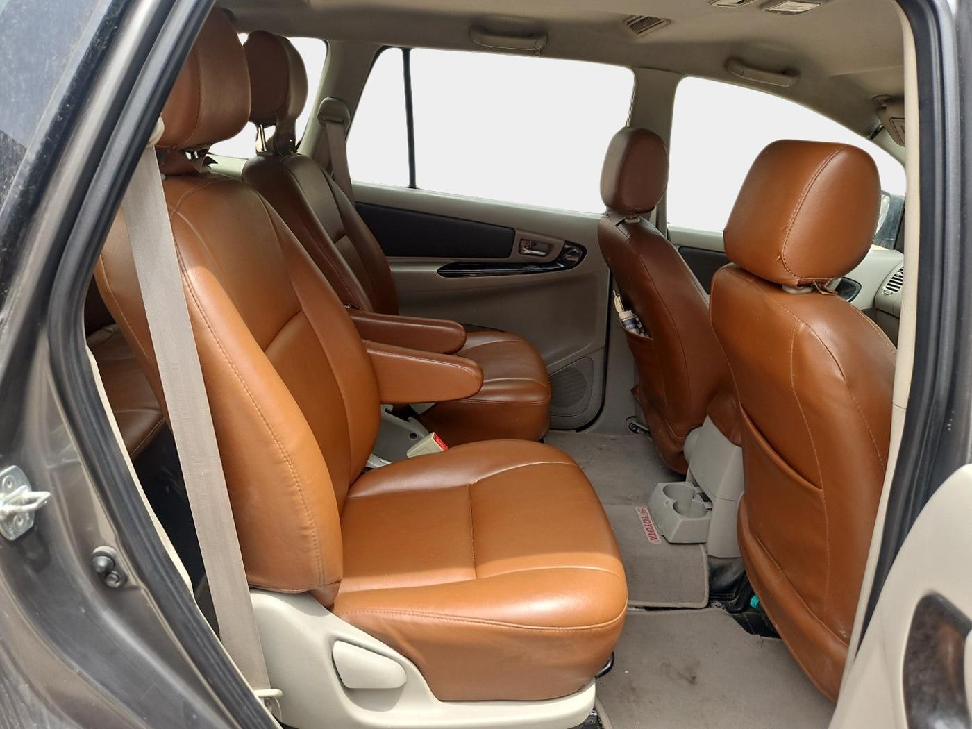 2014 Toyota Innova 2.5 ZX 7 STR, Diesel, Manual, 2,67,468 km, interior